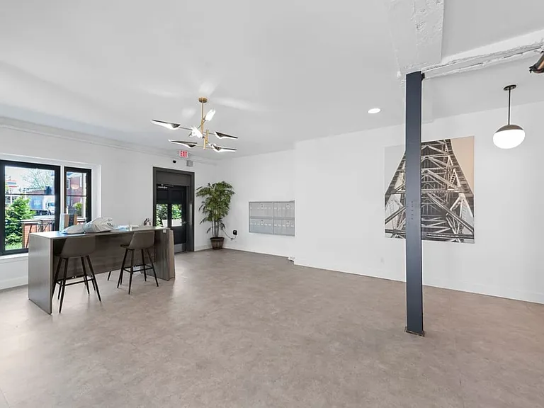 4242 Lindell — Photo 11