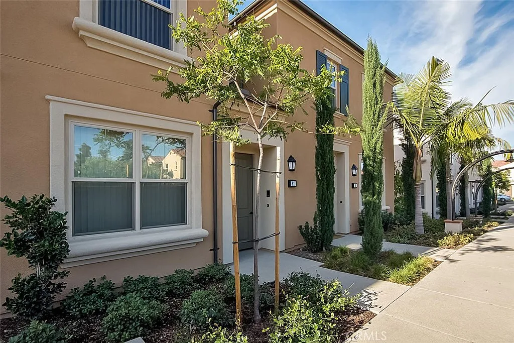 2 bed, 1200 sqft, $3,900 — Photo 1