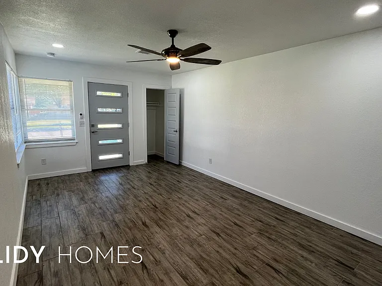2813 SW 62nd St — Photo 6