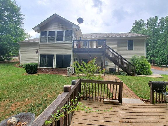 5th image of 203 Oak Crest Dr