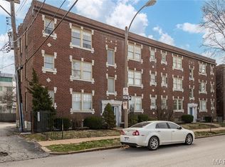 1014 Oakview Pl, Saint Louis, MO 63110