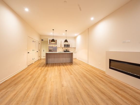 4th image of 6338 W Belmont Ave #403