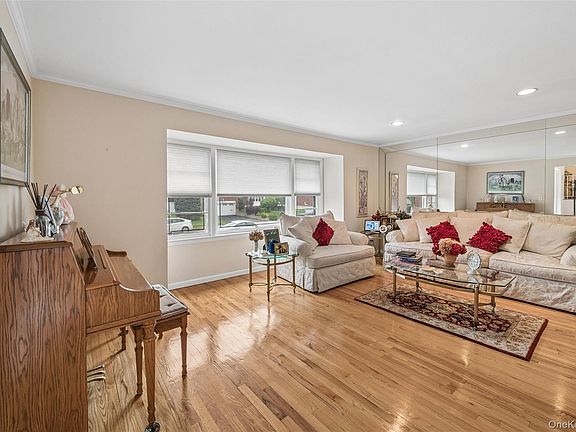 3rd image of 952 Roxbury Drive