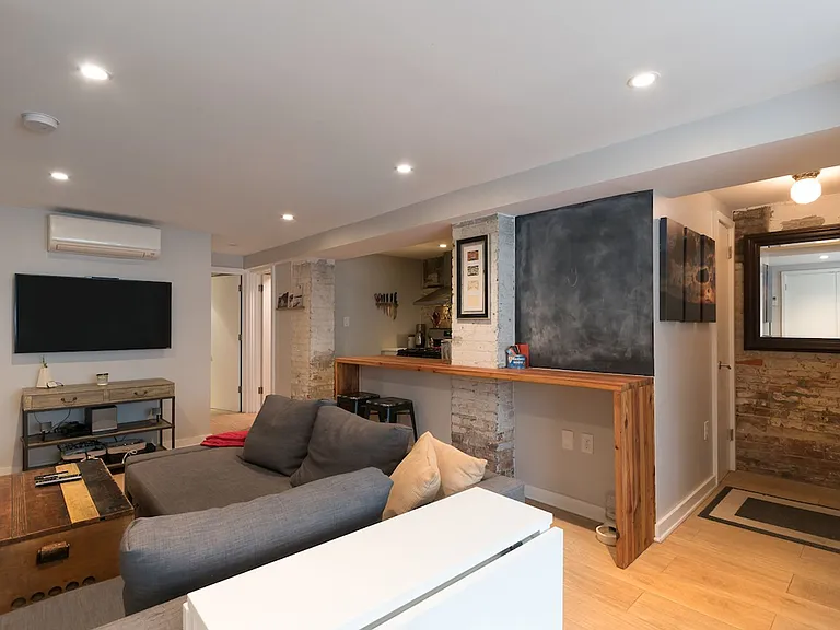 929 R St NW — Photo 2
