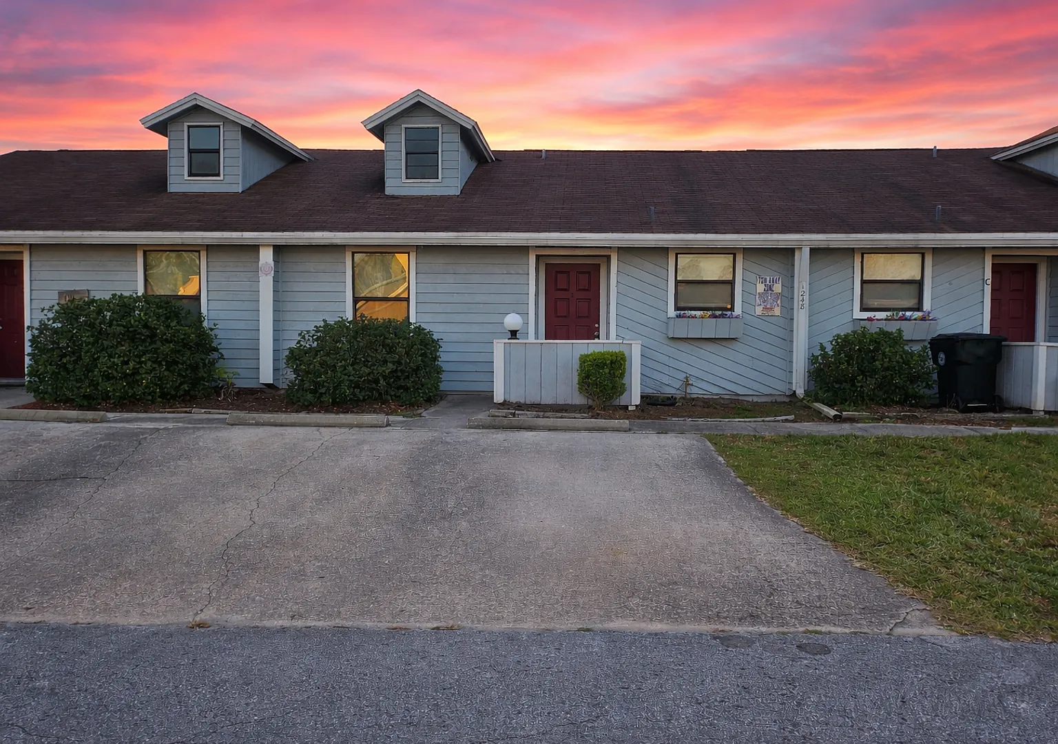 $1200 - Jefferson Square - Fresh and Ready — Photo 1