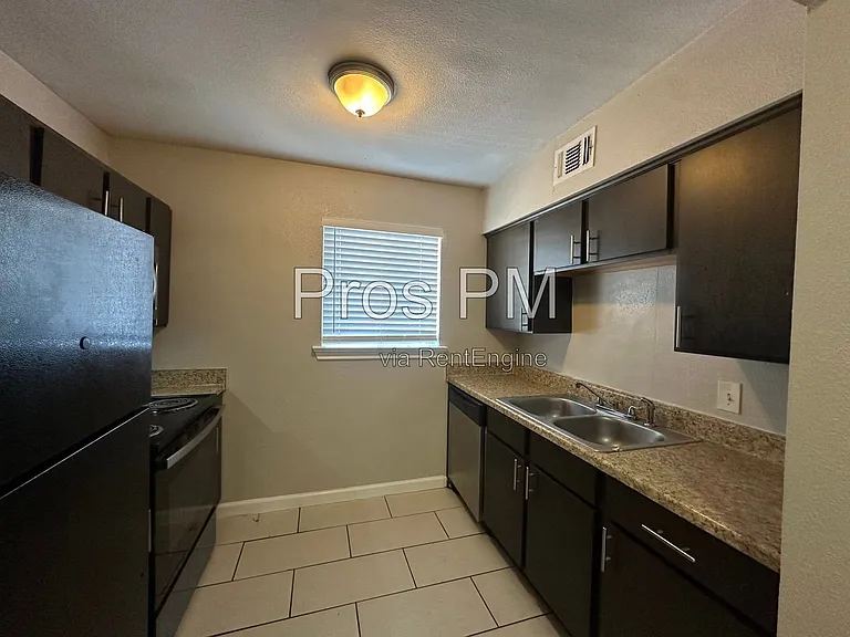 Reiger Park Apartments — Photo 29