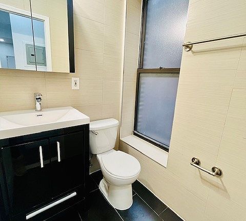 5th image of 207 E 14th St APT 3D