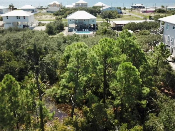 572 W Pine Ave, Eastpoint, FL 32328