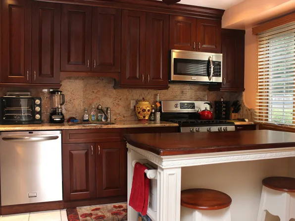 5 Van Wicklen Ct, Northport, NY 11768