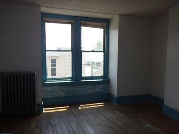 4th image of 1107 E Chelten Ave