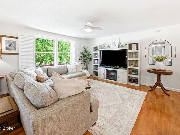 4th image of 11302 Leesburg Pl