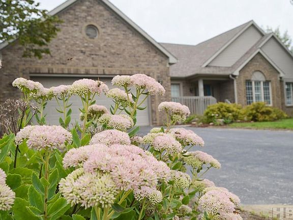 3rd image of 834 Abbey Ln