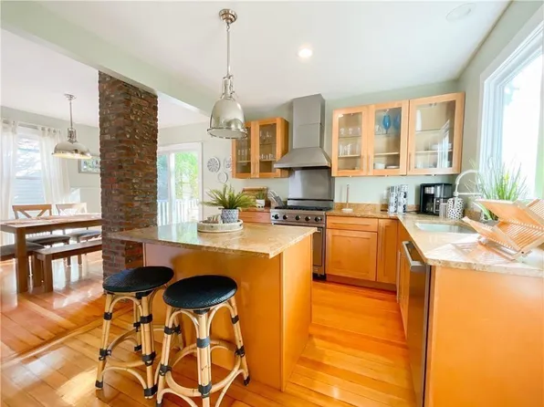 5 Conrad Ct, Newport, RI 02840