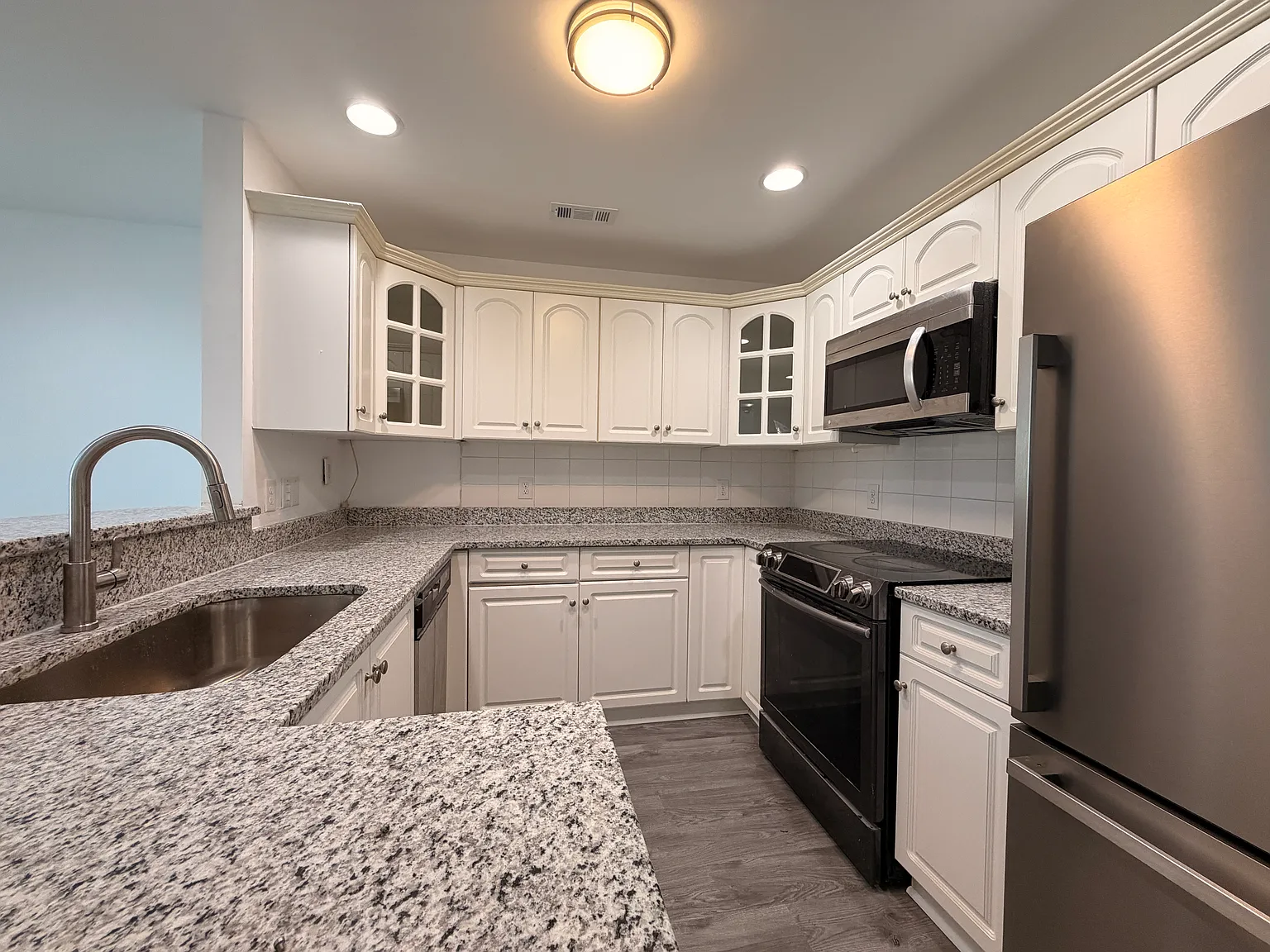 3 bed, 1317 sqft, $1,975 — Photo 2