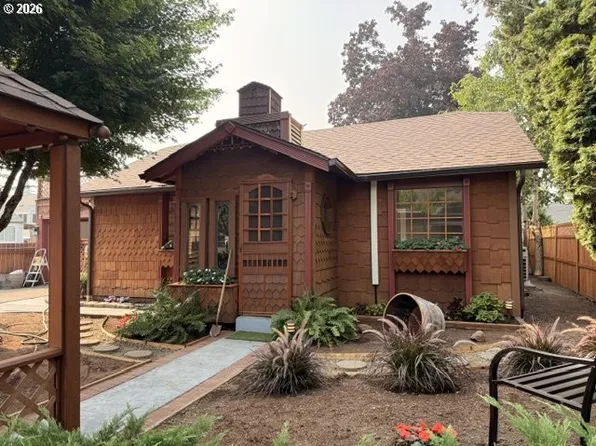 1039 C St, Springfield, OR 97477