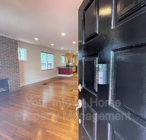 639 Somerset Ter NE — Photo 4