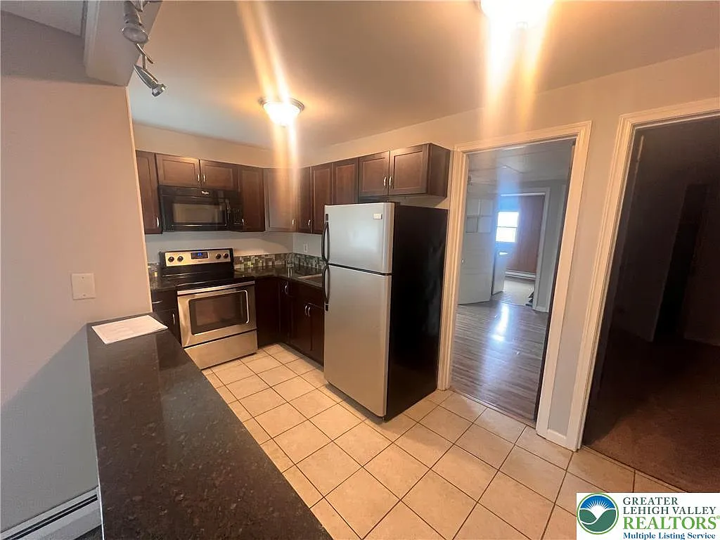 2 bed, 900 sqft, $1,600 — Photo 2