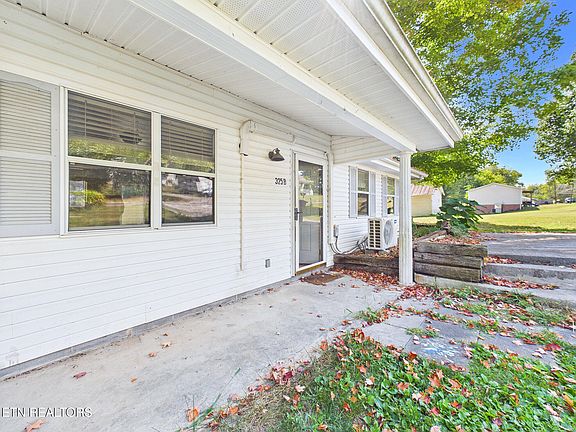 4th image of 325 Riddle St