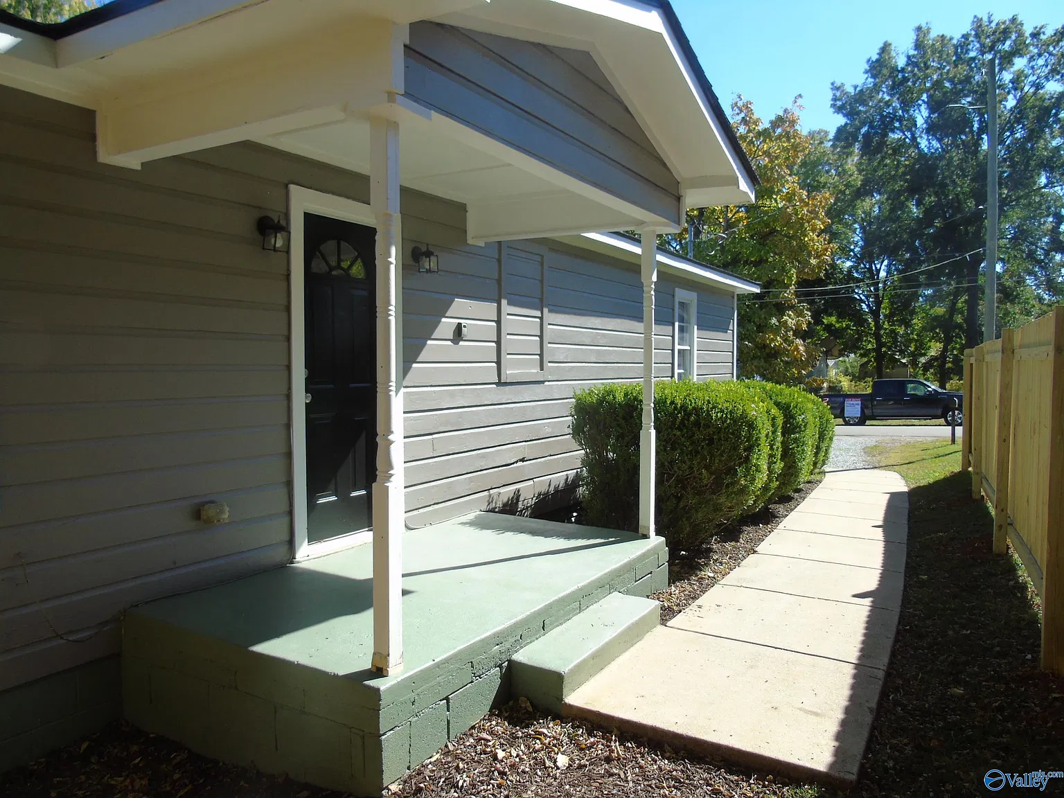 3 bed, 1.0 bath, 1055 sqft, $1,400 — Photo 3