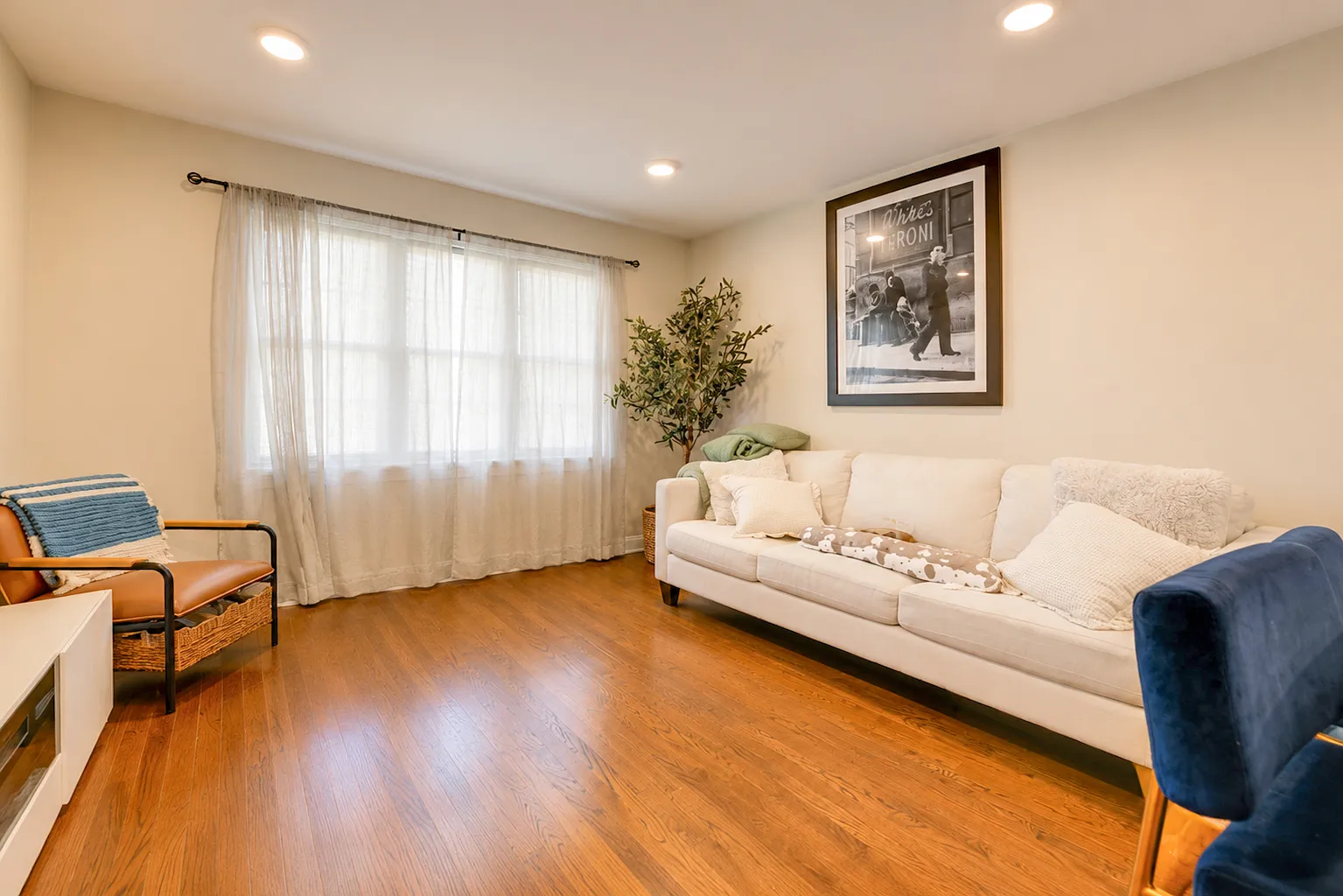 2 bed, 1000 sqft, $2,700 — Photo 1