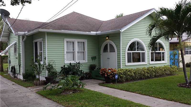 1st image of 418 NE 4th St