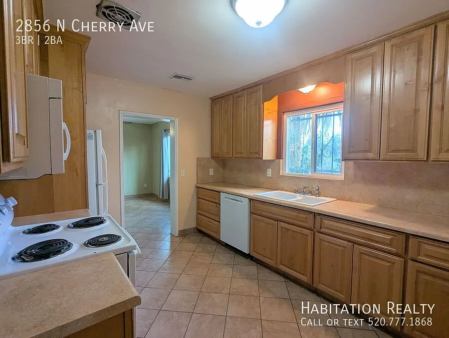 Pleasant 3bed/2bath home with desert landscaping and a front + back yard at Hedrick Acres! — Photo 3