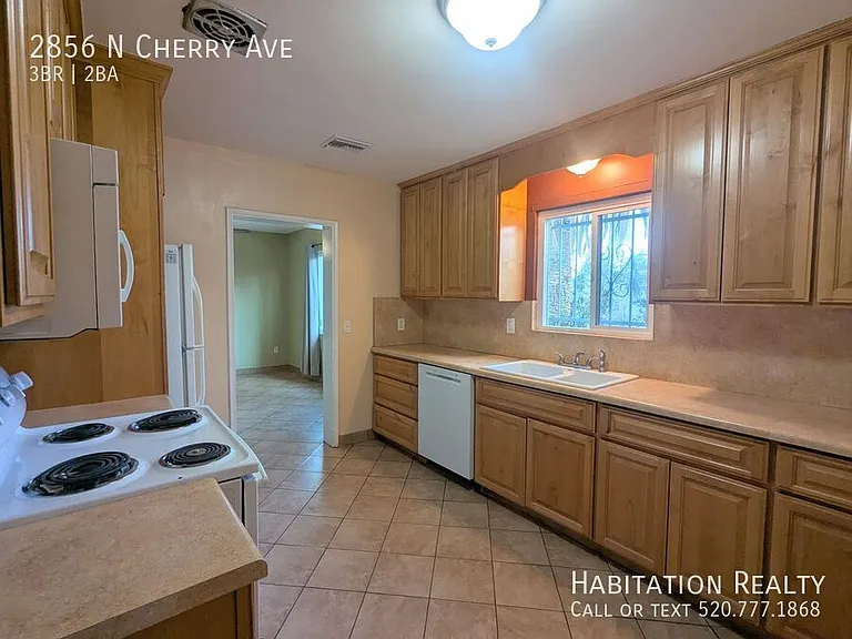 2856 N Cherry Ave — Photo 4