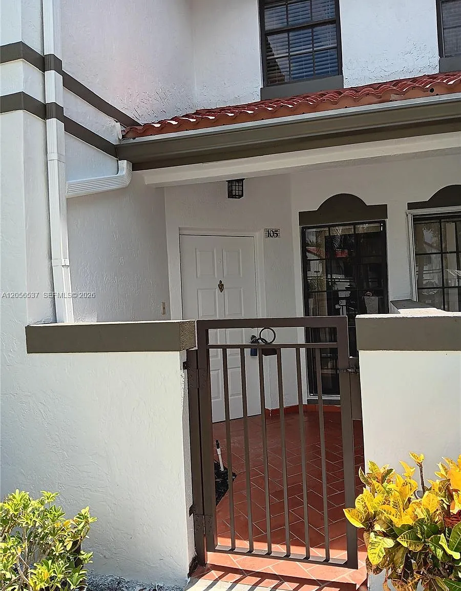 Las Verdes Condo — Photo 2