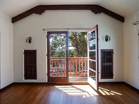 5th image of 248-252 S Sycamore Ave #250