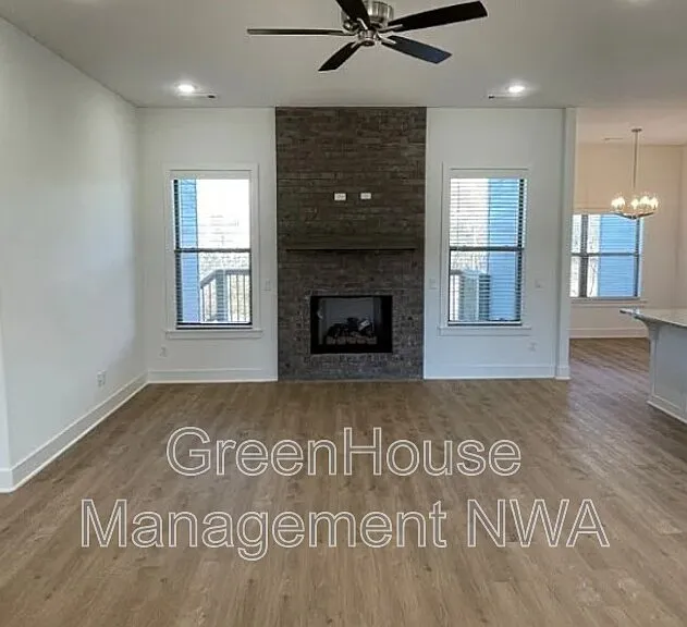 1574 Pershing St — Photo 5