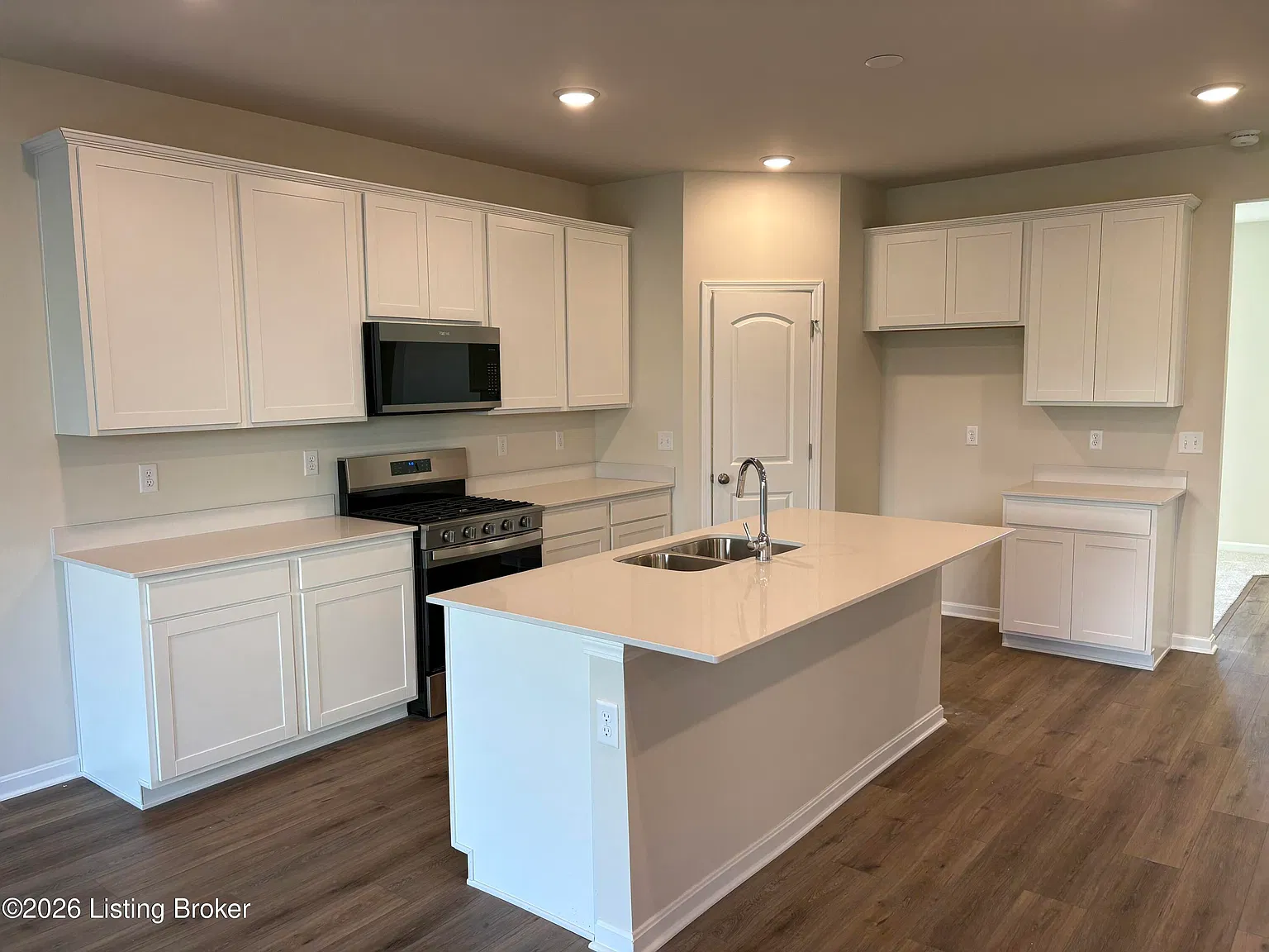 4 bed, 2.5 bath, 3020 sqft, $2,800 — Photo 4