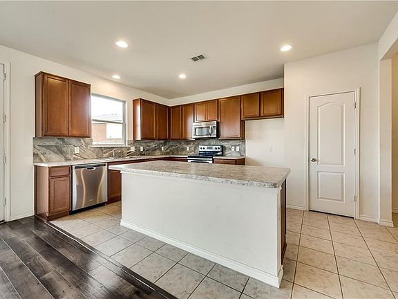 3rd image of 14857 Magnolia Ln