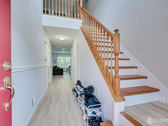 4th image of 268 Shady Oak Ct