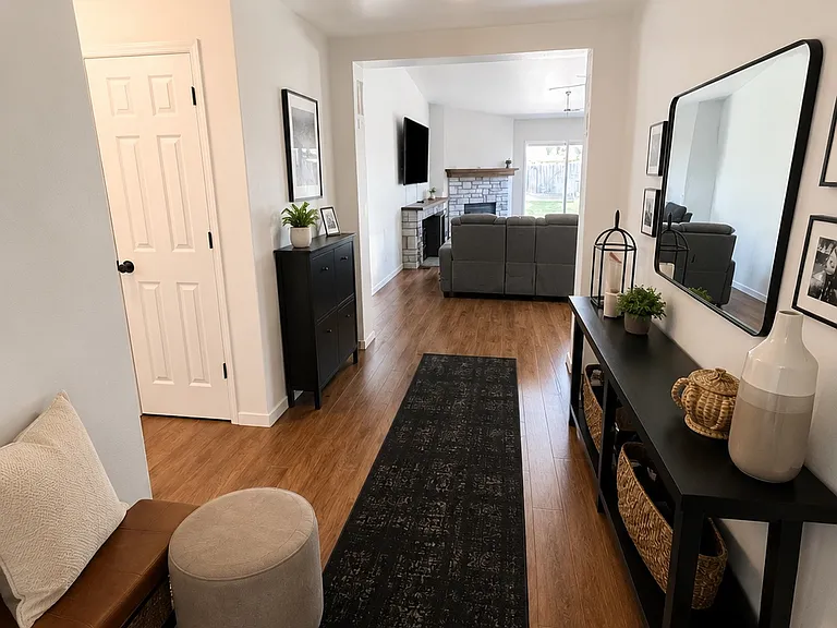 2106 N Vine Cir — Photo 2