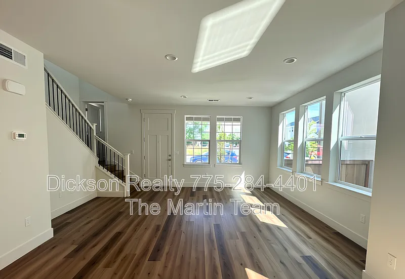 3 bed, 2.5 bath, 1779 sqft, $2,995 — Photo 2