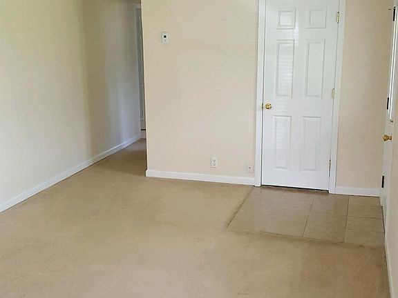 5th image of 1401 W Royale Dr