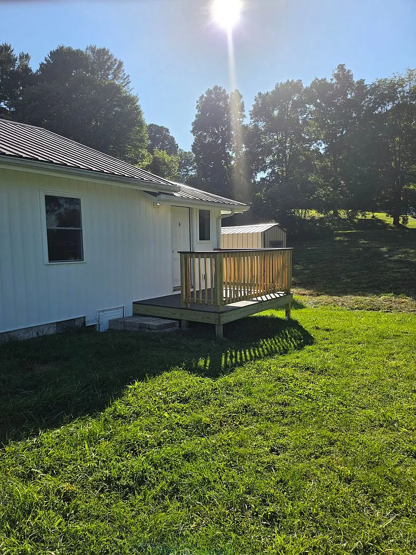 3/1 renovated home on large lot in the country — Photo 2