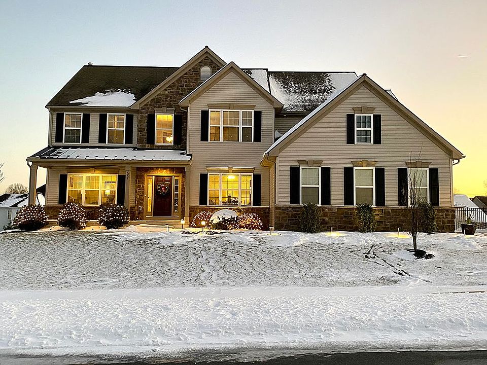 Custom Home w/MANY Upgrades!