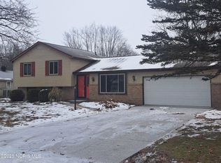 210 Lakeview Dr, Bryan, OH 43506