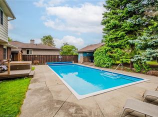 414 Warrington Dr, Waterloo, ON N2L2P8