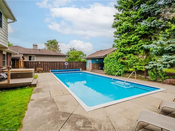 414 Warrington Dr, Waterloo, ON N2L 2P8
