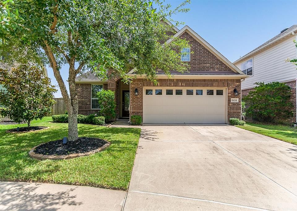 Charming 1.5 story home located in Cinco Ranch Southwest!