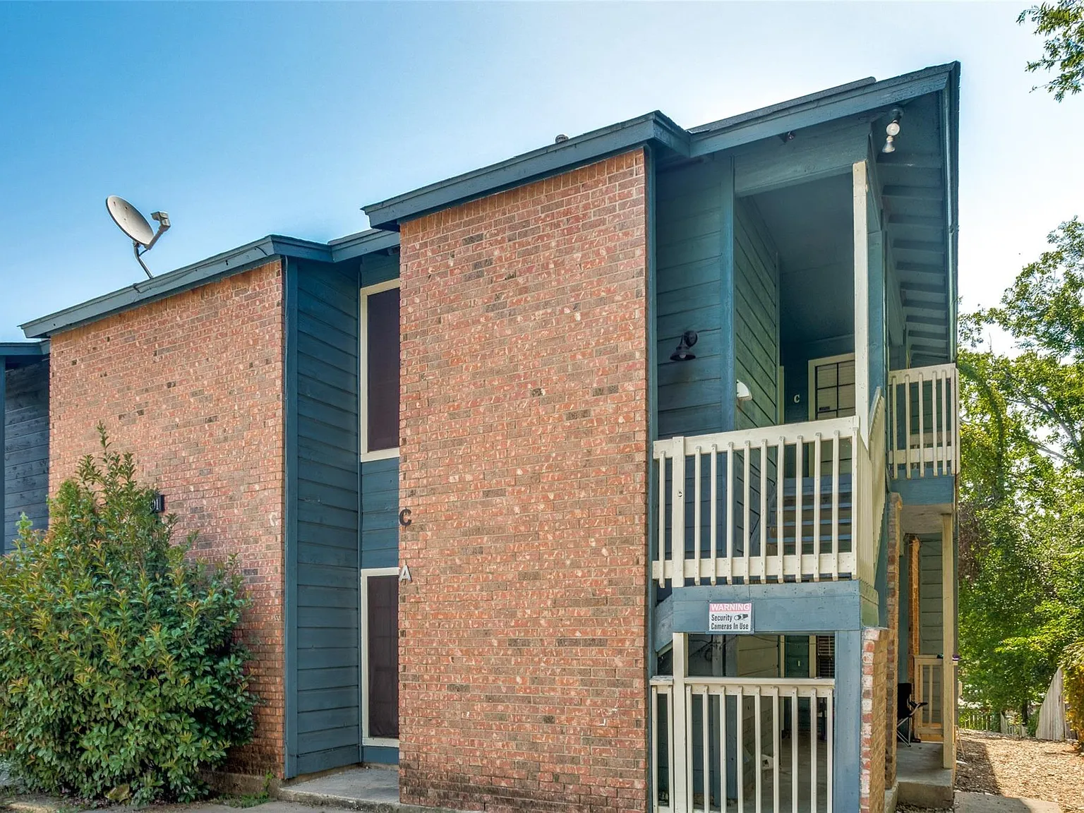 2 bed, 2.0 bath, 985 sqft, $1,350 — Photo 2