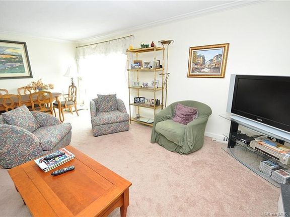 4th image of 21 Hollister Way N #21