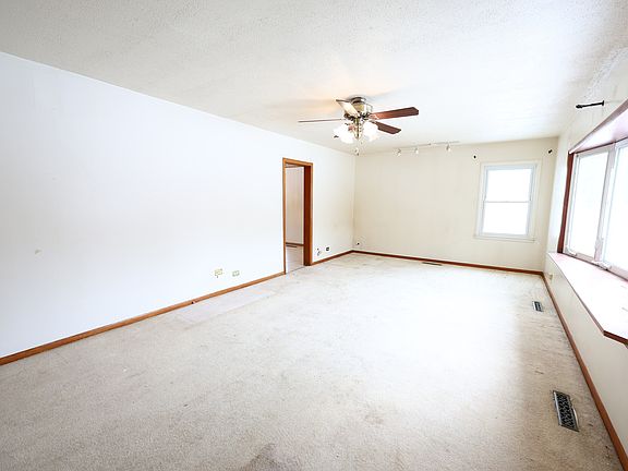 3rd image of 6837 W 113th St