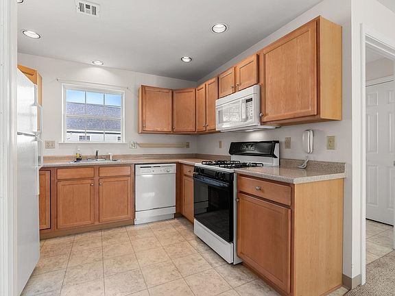 4th image of 8 Tampa Drive #D