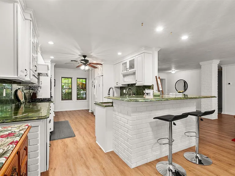 2551 Lakeview Dr — Photo 13