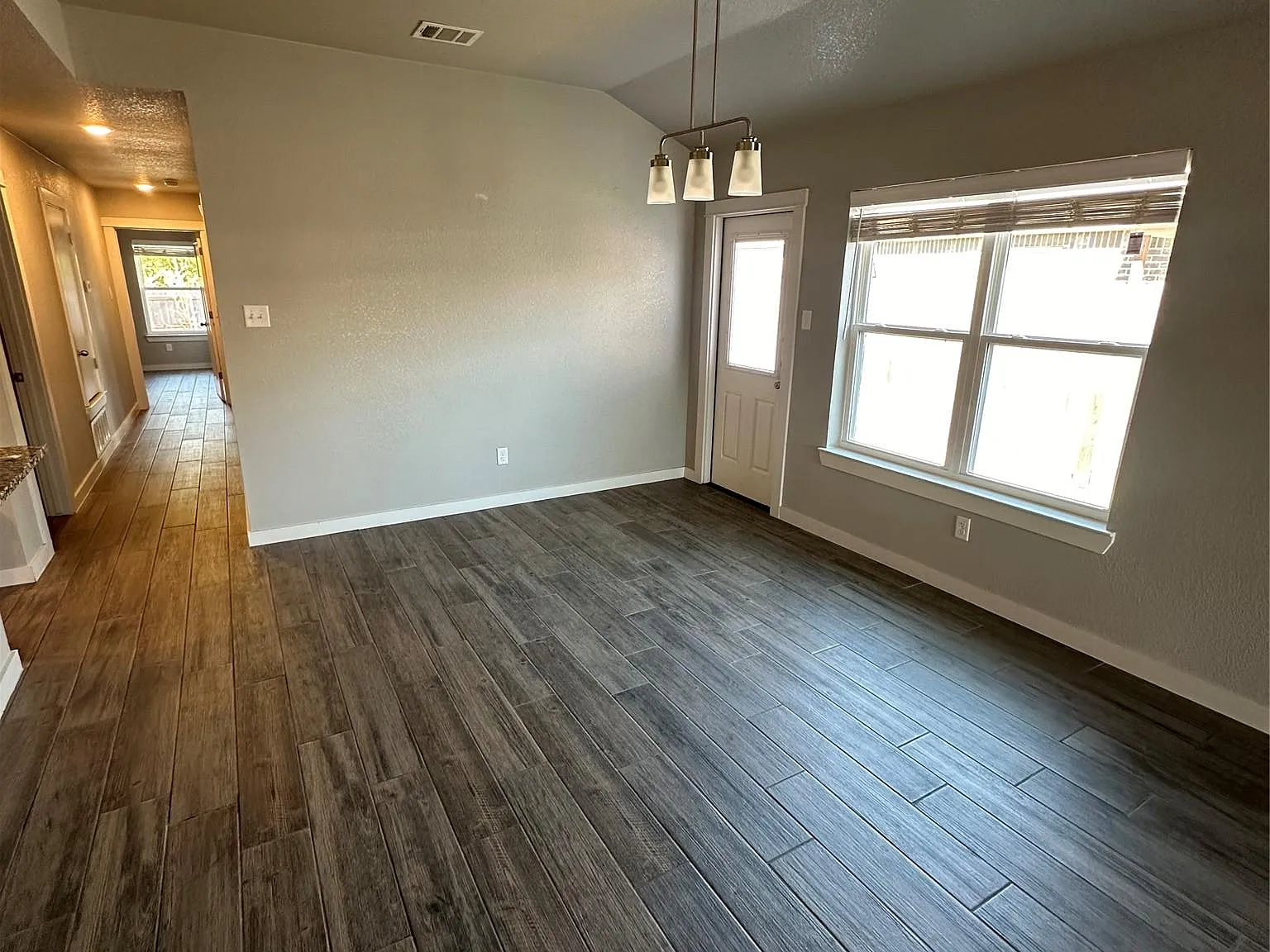 3 bed, 2.0 bath, 1300 sqft, $1,600 — Photo 3