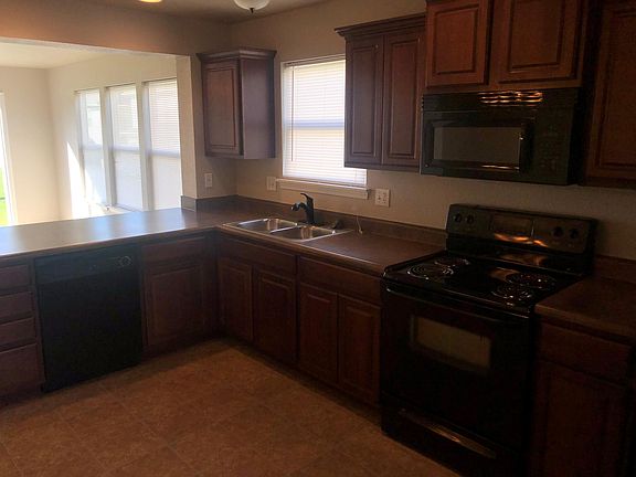 Kitchen with Peninsula/Bar