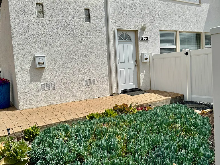 572 Harloe Ave — Photo 3